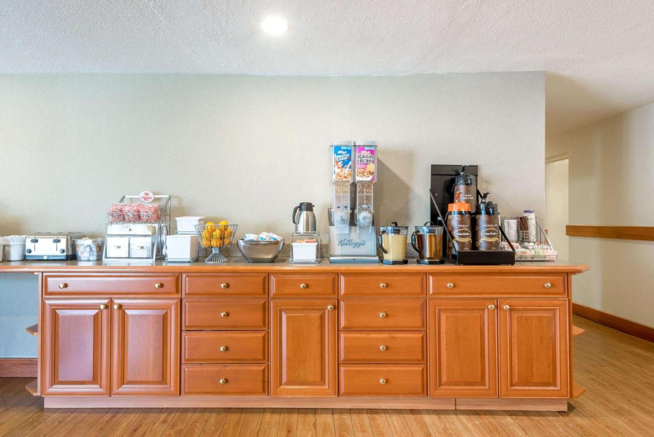 Super 8 By Wyndham Watertown/Cambridge/Boston Area Hotel Luaran gambar
